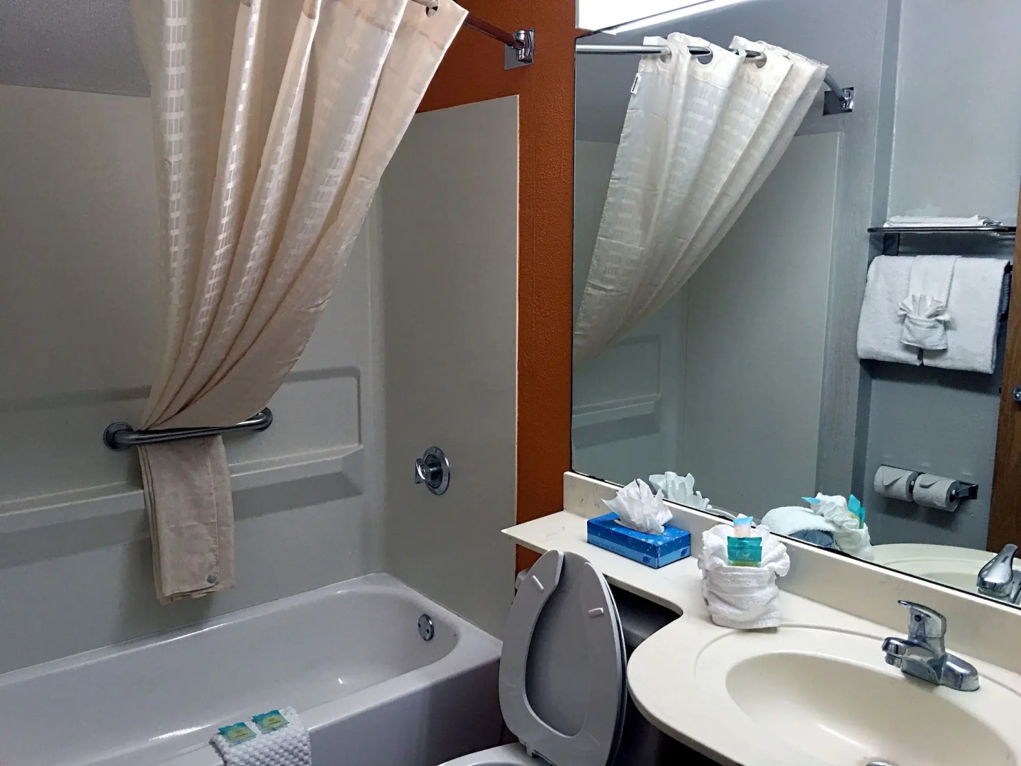 Foto - Hometown Inn & Suites Jacksonville Butler Blvd./Southpoint