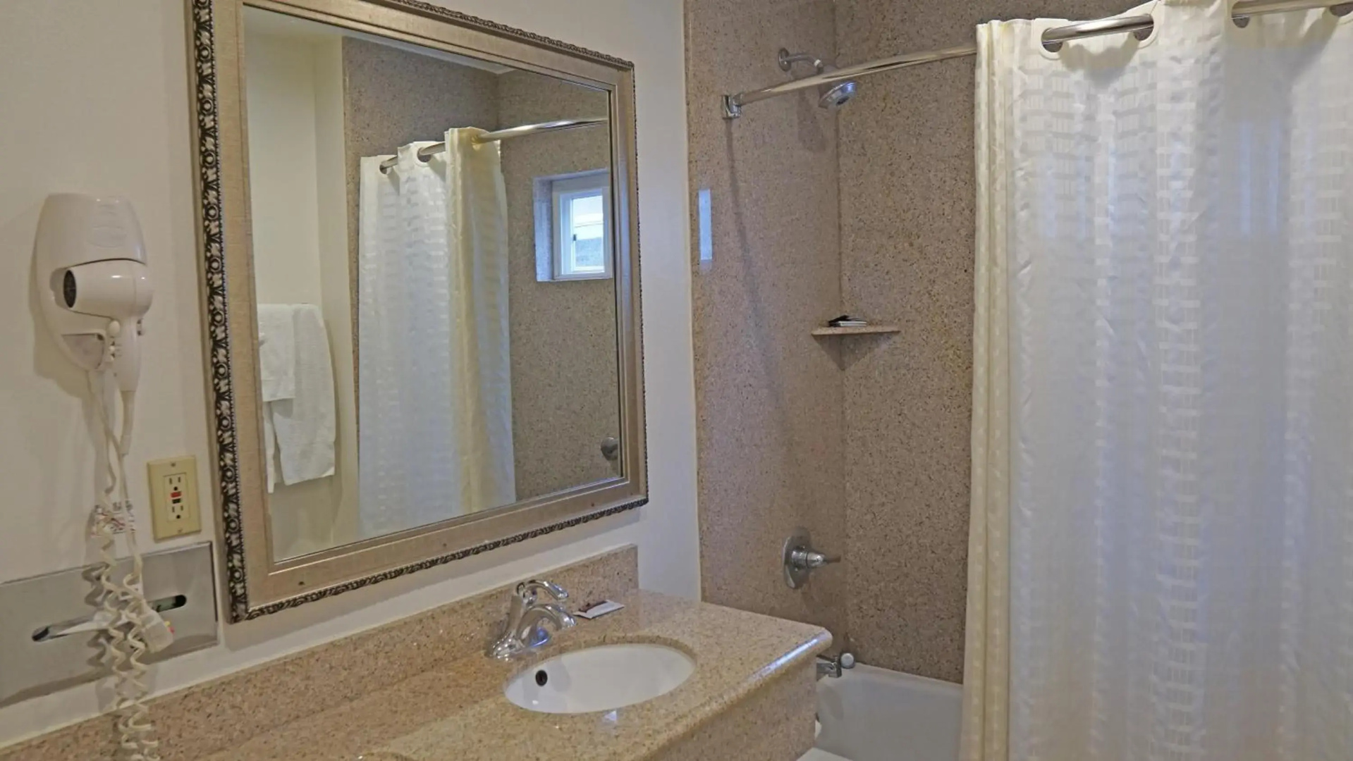 Photo - Redondo Inn and Suites
