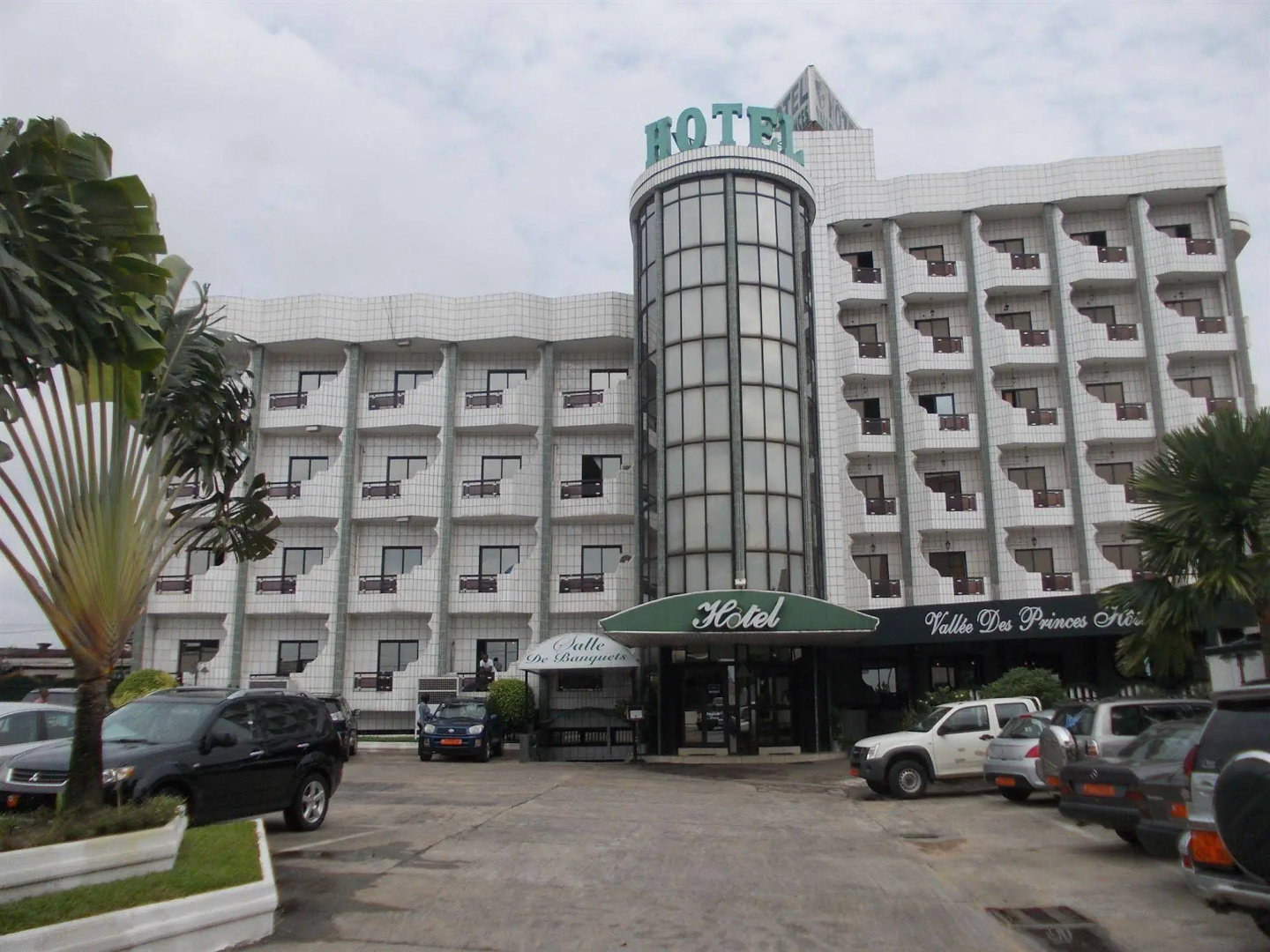 Vallee des Princes Hotel — фото 1