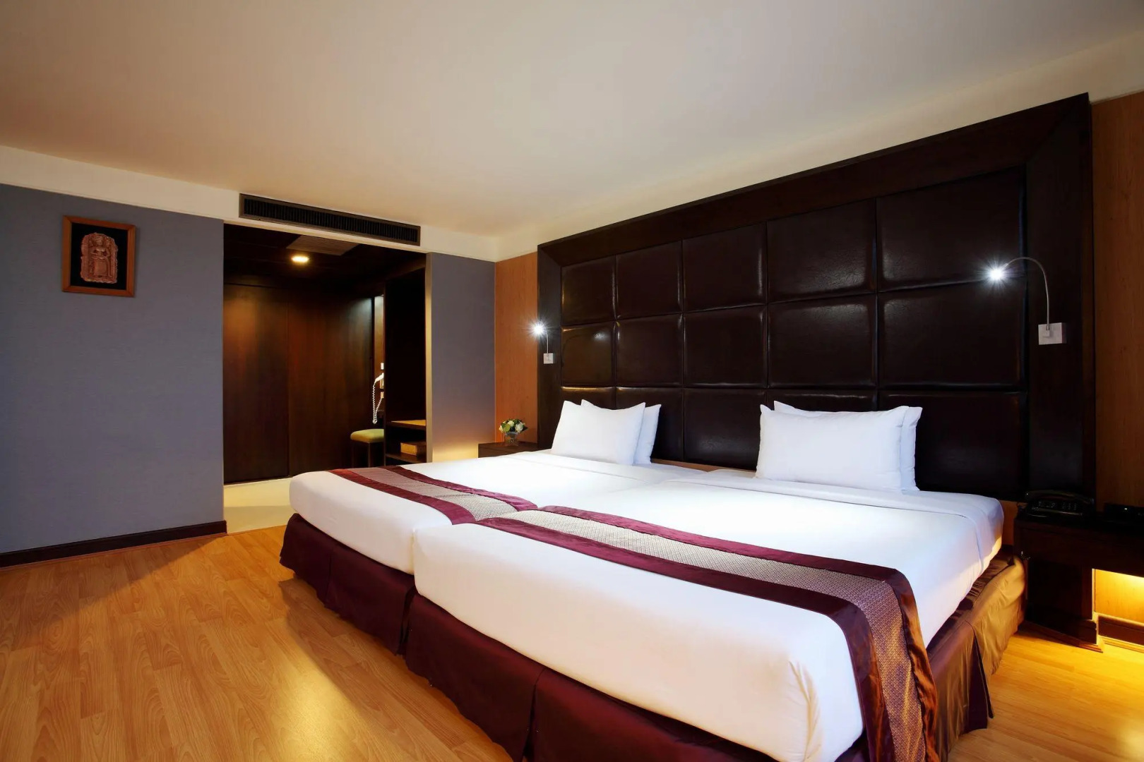 Photo - Twin Towers Hotel