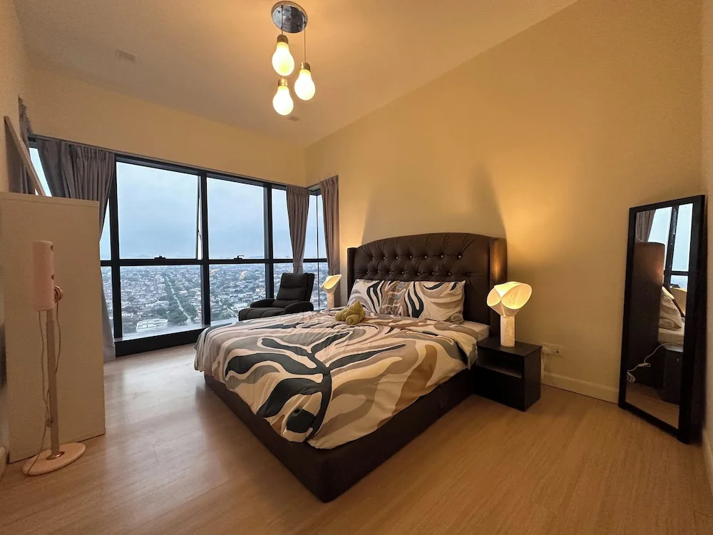 Skyline Luxe 4BR Retreat with En-suites