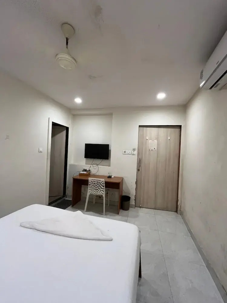 Photo - Red House Hostels - POWAI HOSTELS GROUPS