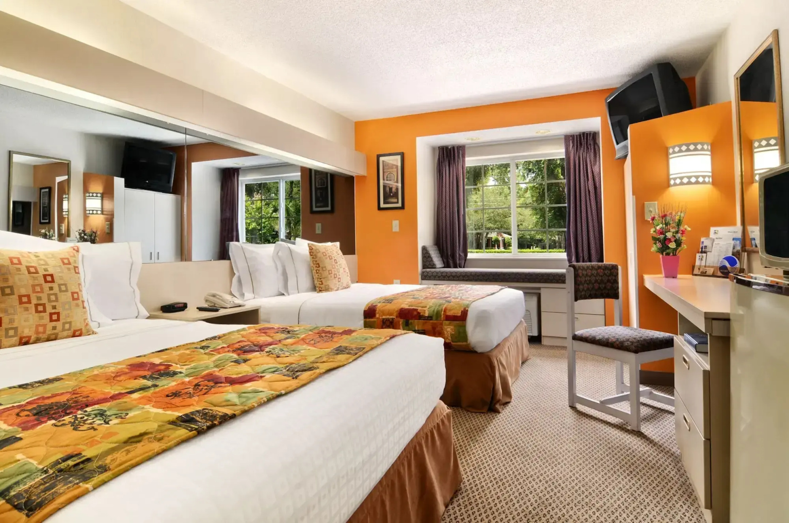 Foto - Hometown Inn & Suites Jacksonville Butler Blvd./Southpoint