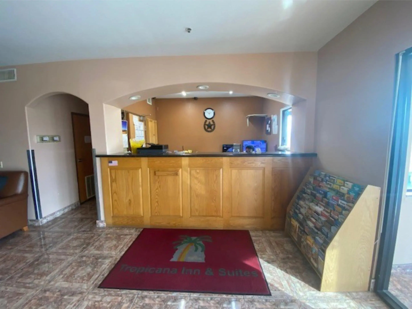 Foto - Tropicana Inn and Suites
