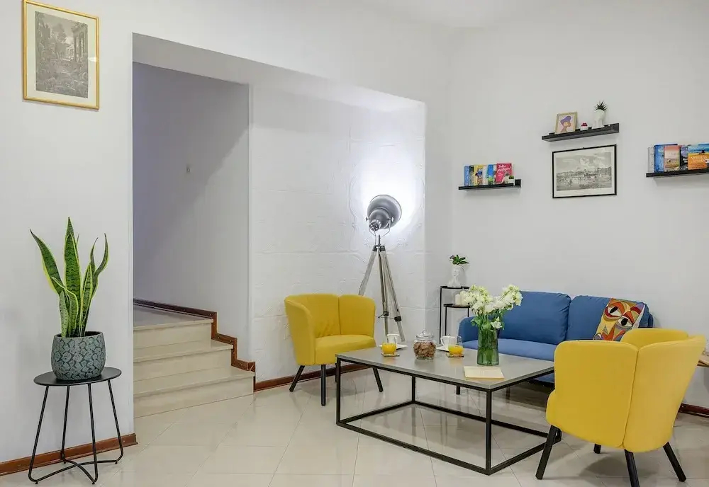 Foto - Yellow house with private parking