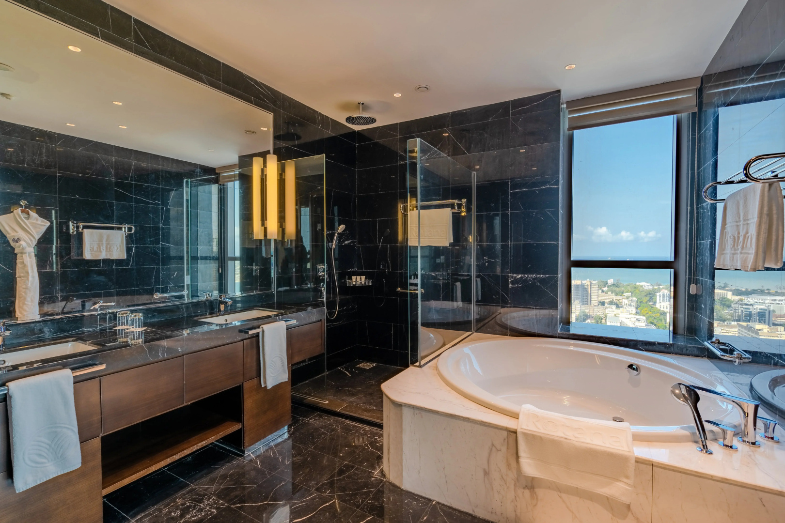 Foto - Johari Rotana Hotel