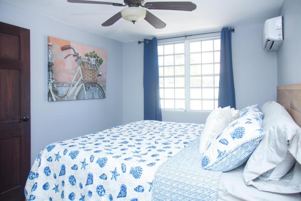 Two bedroom villa Penthouse, rooftop terrace steps from Sandy Beach PRV 301Sandy Beach and the west