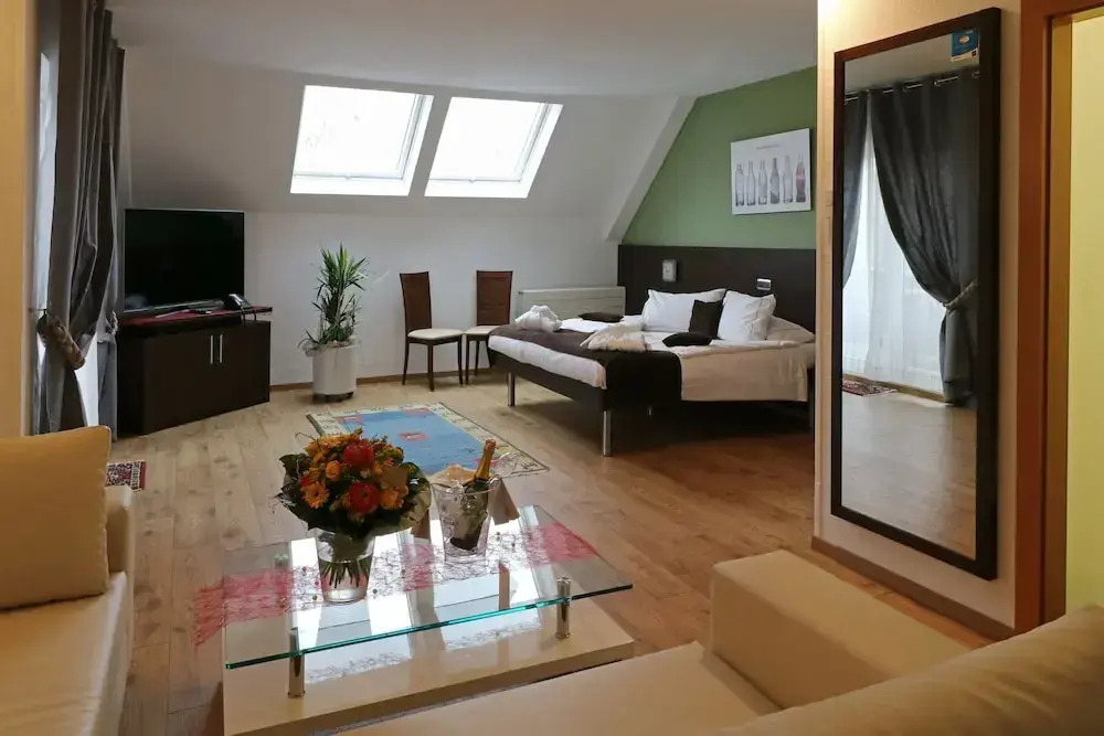 Photo - Threeland Hotel