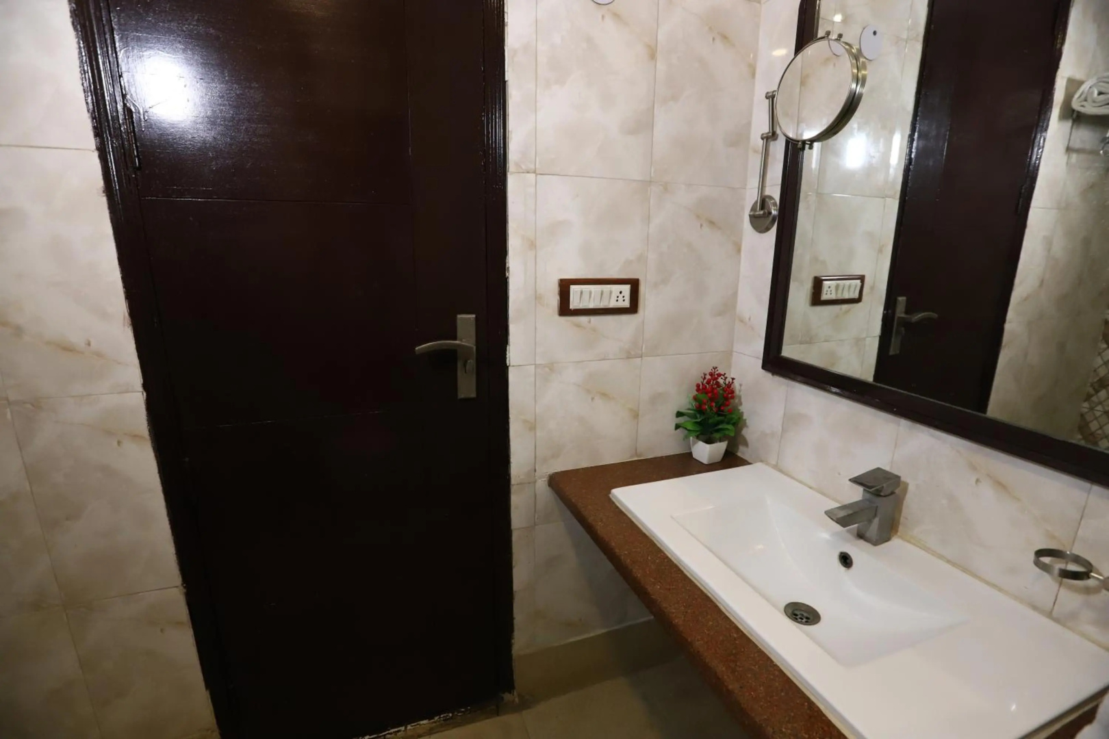Foto - Hotel Palm Grand Naraina New Delhi - Couple Friendly Local IDs Accepted