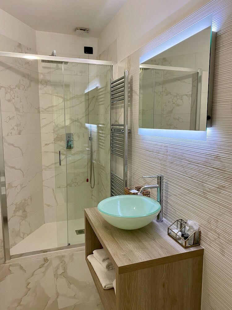 Photo - Gatto Bianco Le Mura