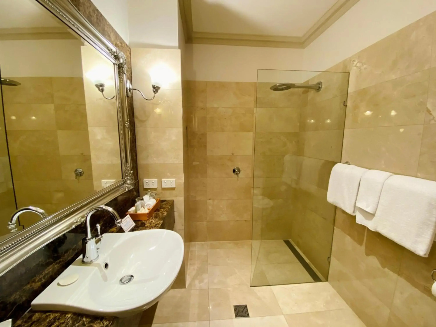 Photo - Royal Albert Hotel