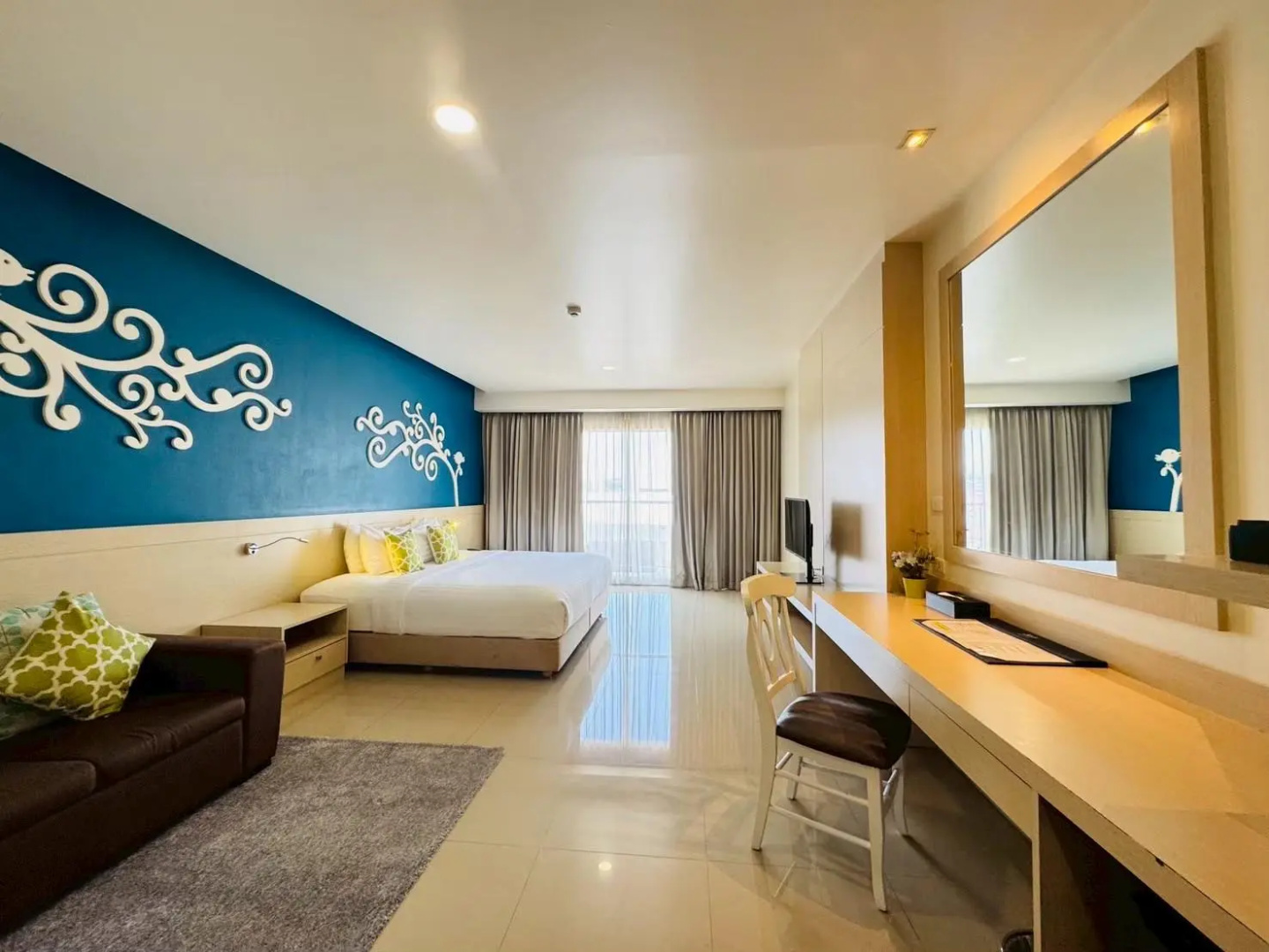 Jolly Suites Petkasem