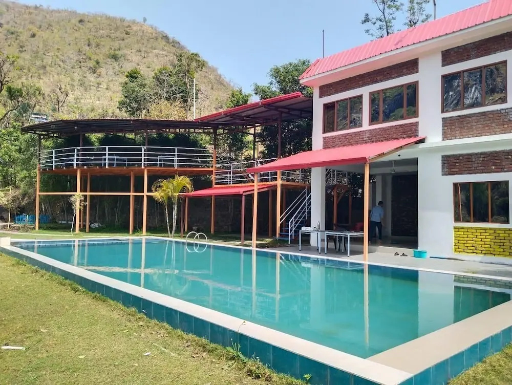 Buddy hikers wellness farmhouse
