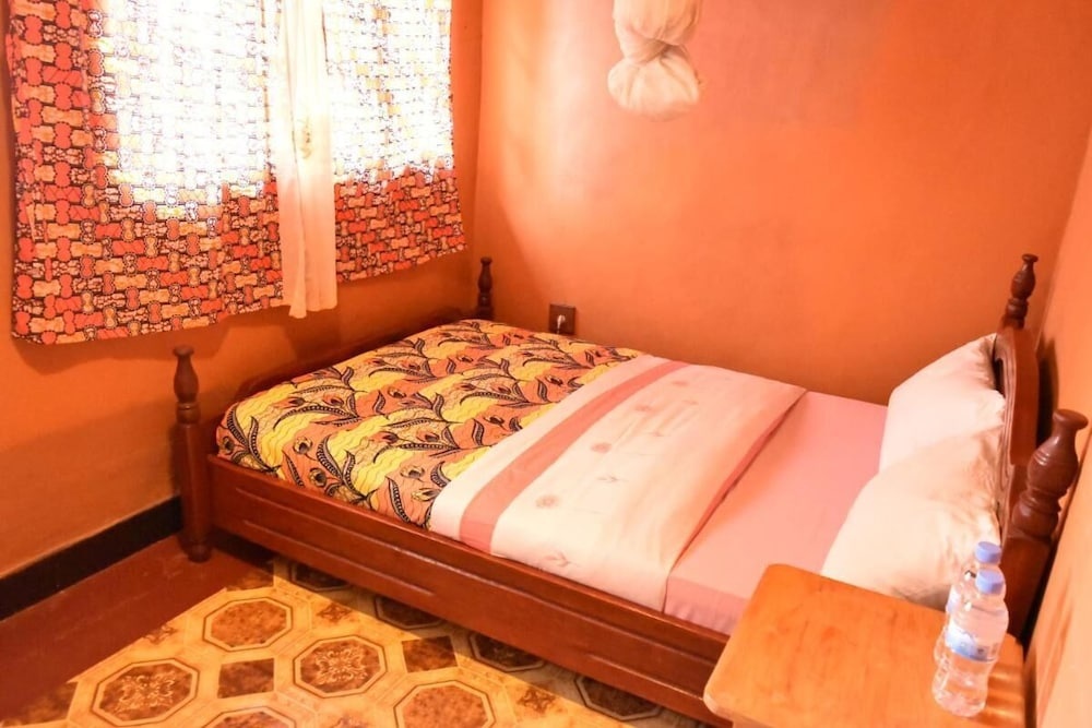 Room in B&B - Amahoro Guest House - Double Room With Private Shower Room — фото 1