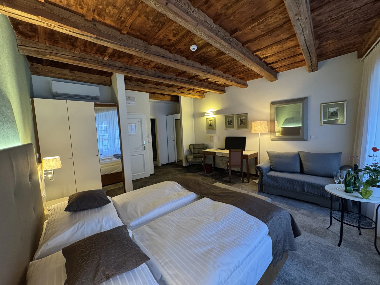 Photo - The Golden Wheel Hotel