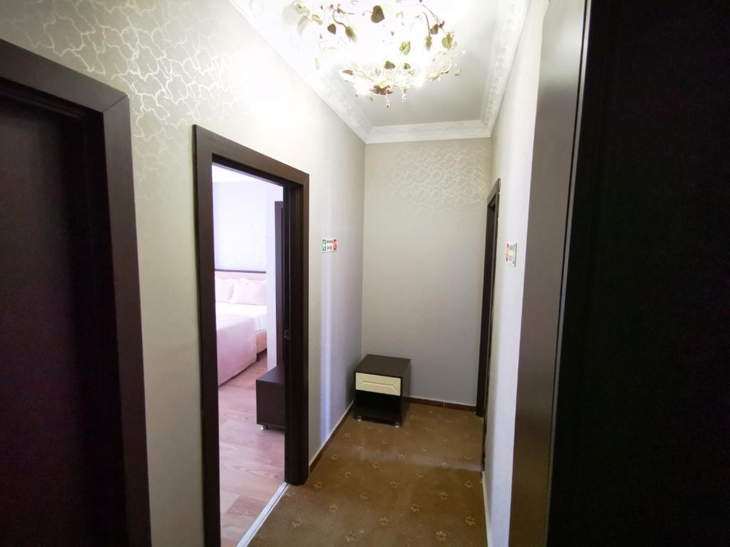 Photo - Hotel Broken Column