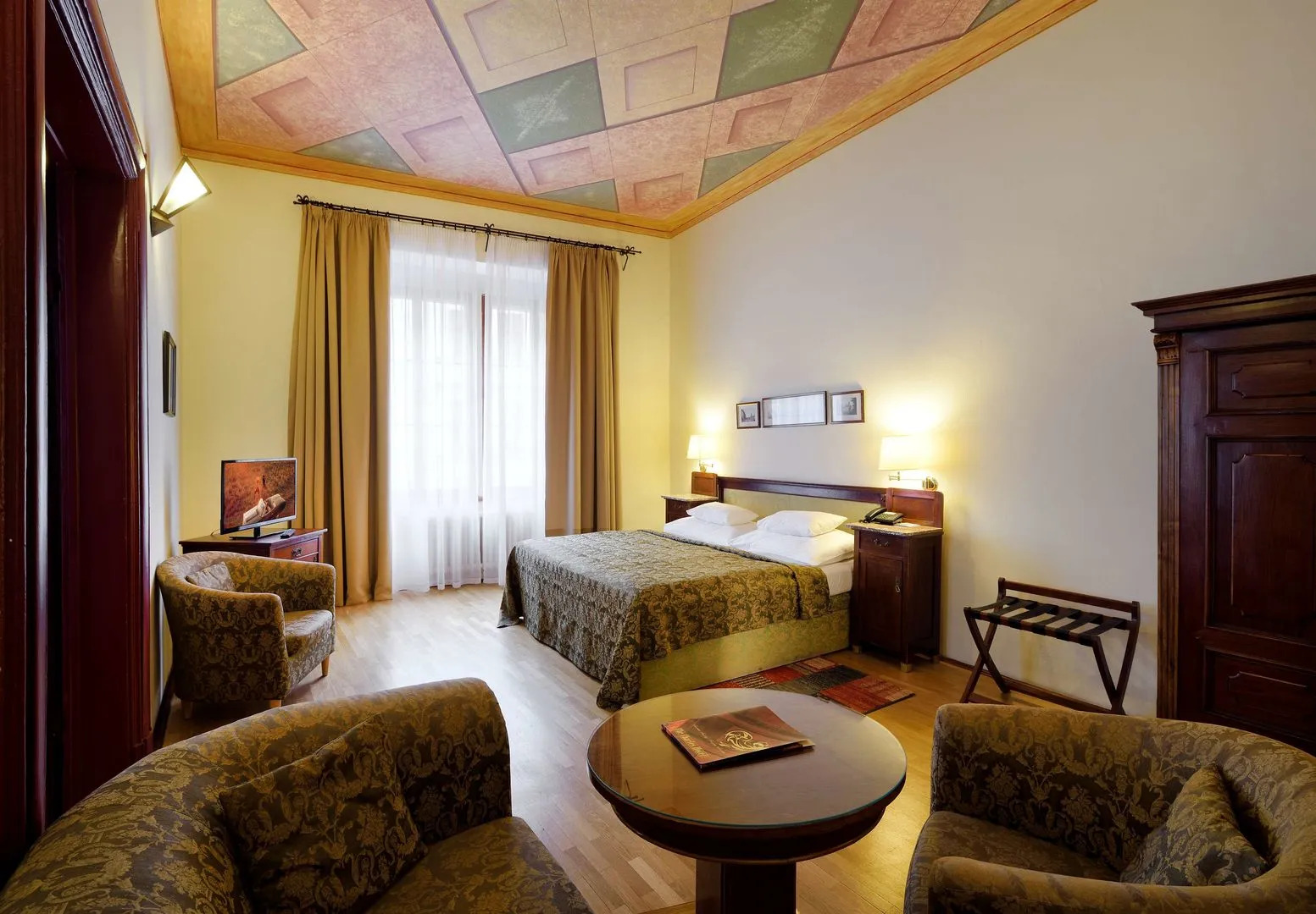 Photo - Archibald At the Charles Bridge