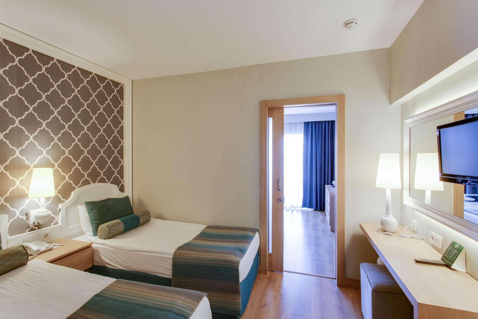 Photo - Sherwood Exclusive Lara