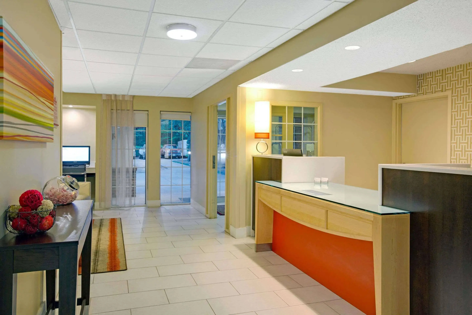 Foto - Suburban Studios Charlotte – Executive Park