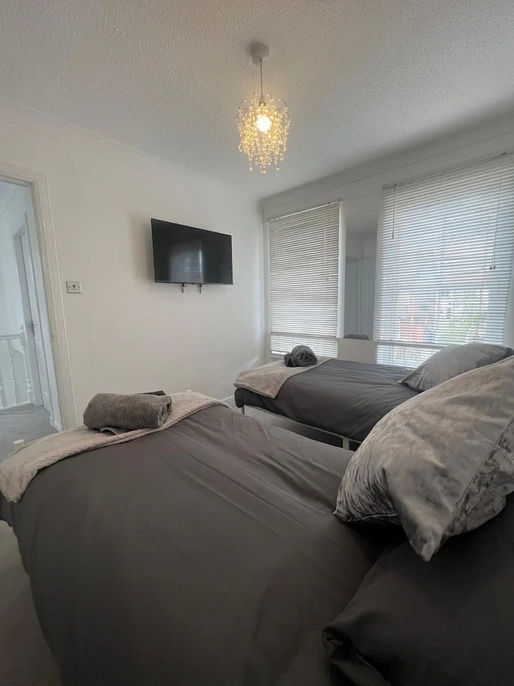 Ayr Refurbished May 2024 3 Bedroom 140m2 Detached House With Private Gardens