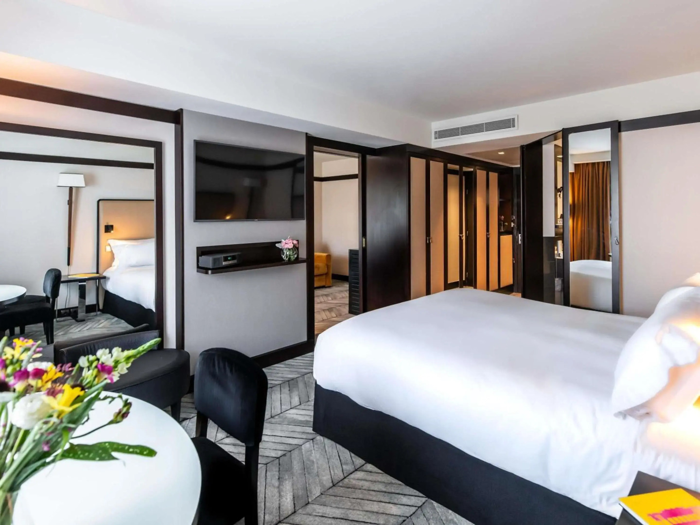 Photo - Warwick Melrose Hotel