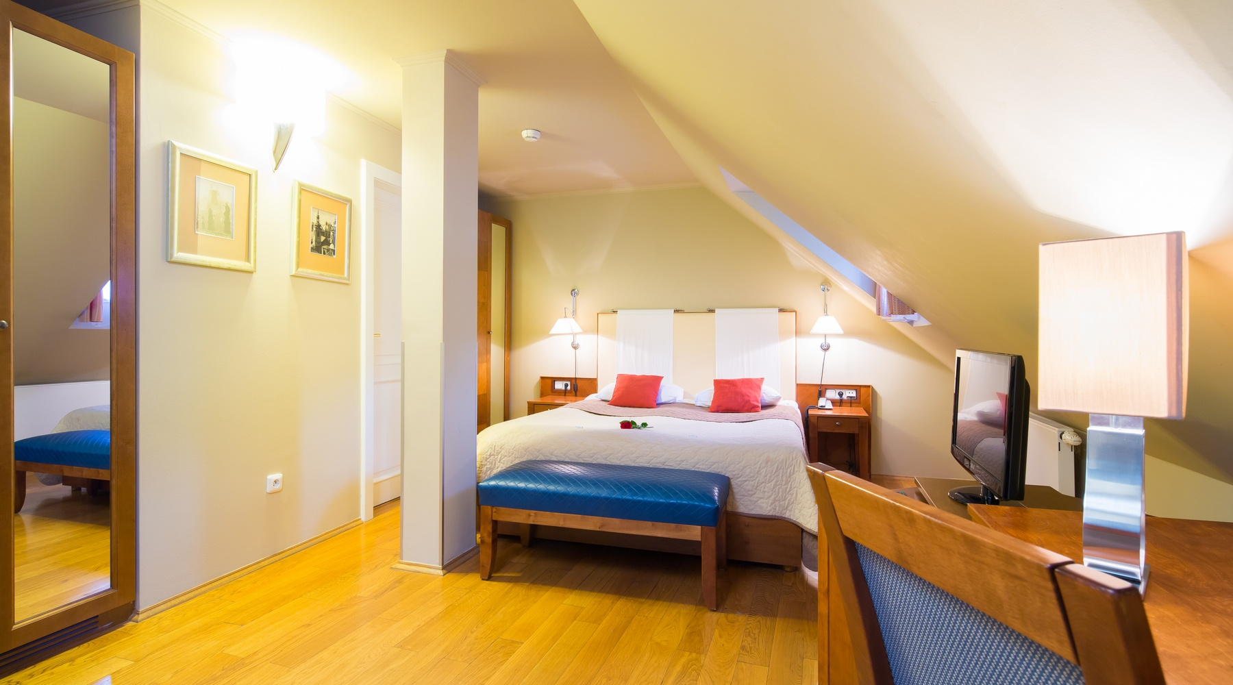 Photo - The Golden Wheel Hotel