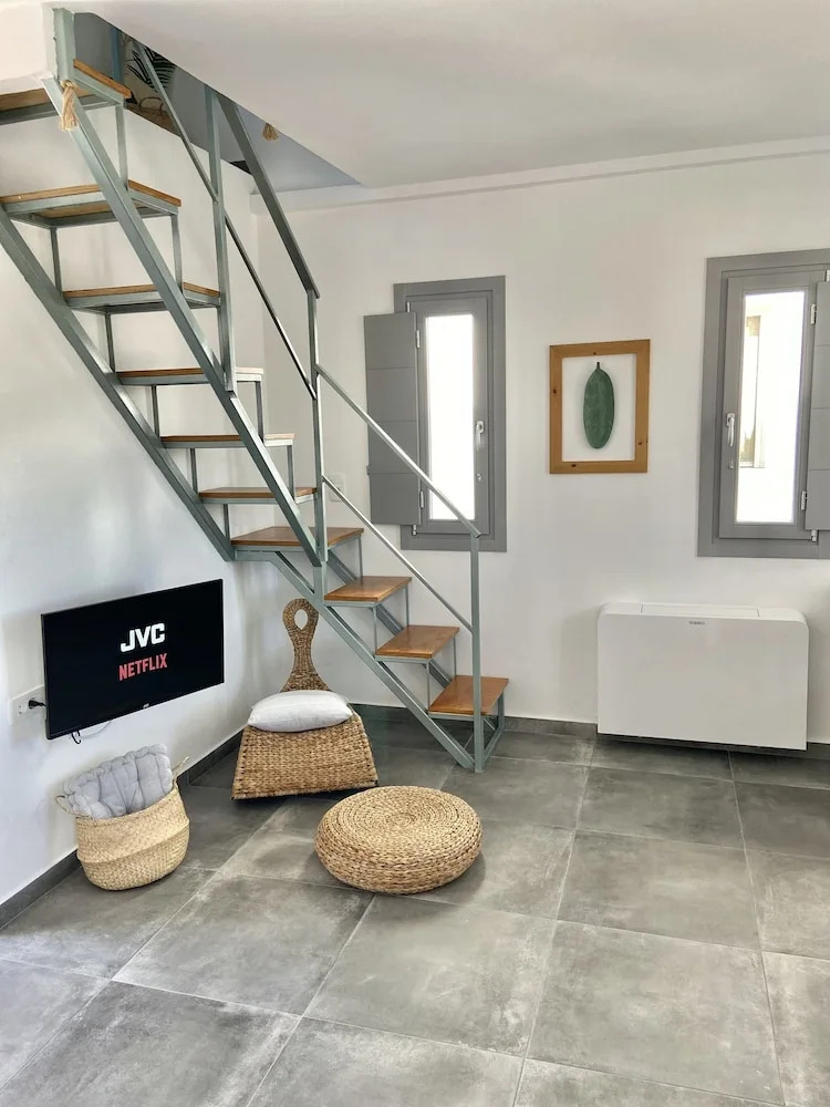 Photo - Aeron Suites