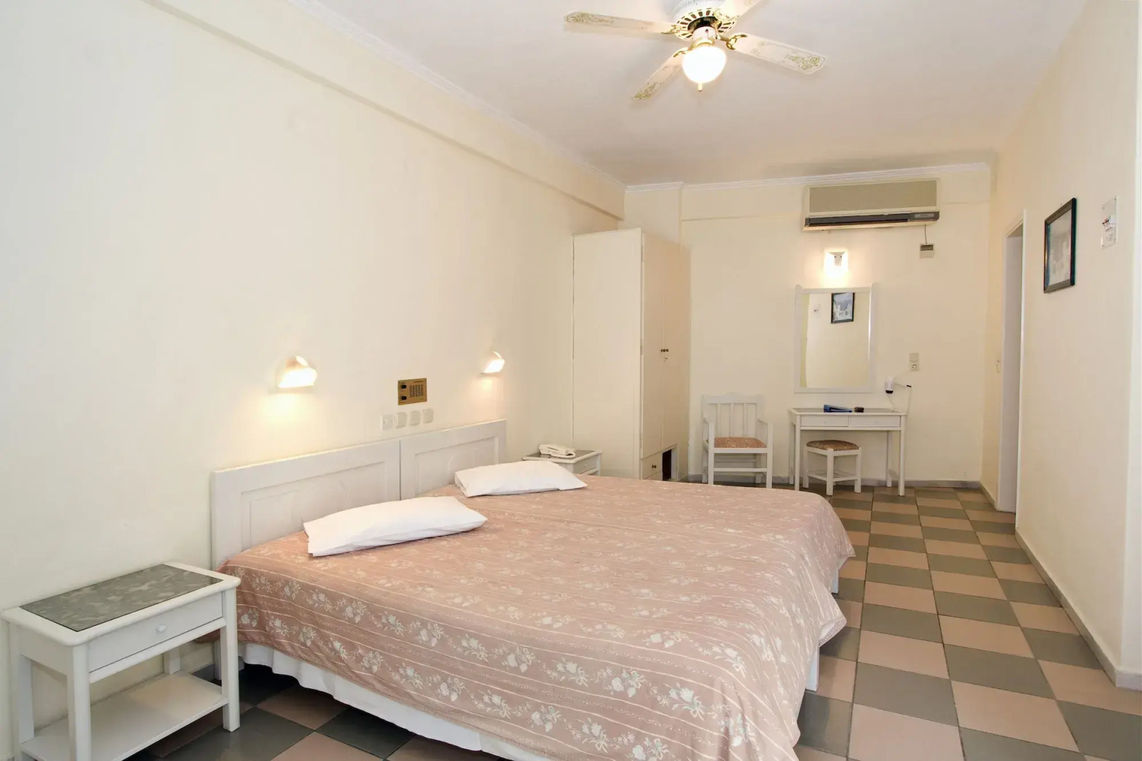 Photo - Kamari Beach Hotel