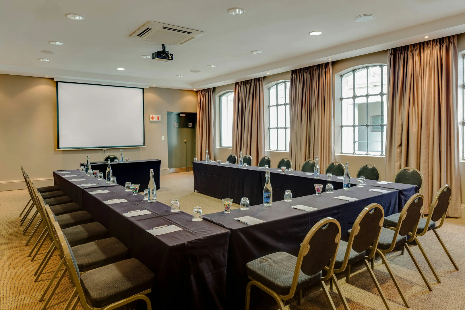 Photo - Protea Hotel by Marriott Cape Town Waterfront Breakwater Lodge
