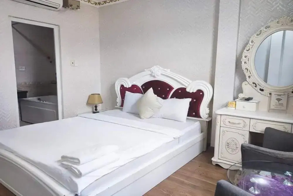 Foto - CROWNE MEOW BÙI VIỆN HOTEl 2