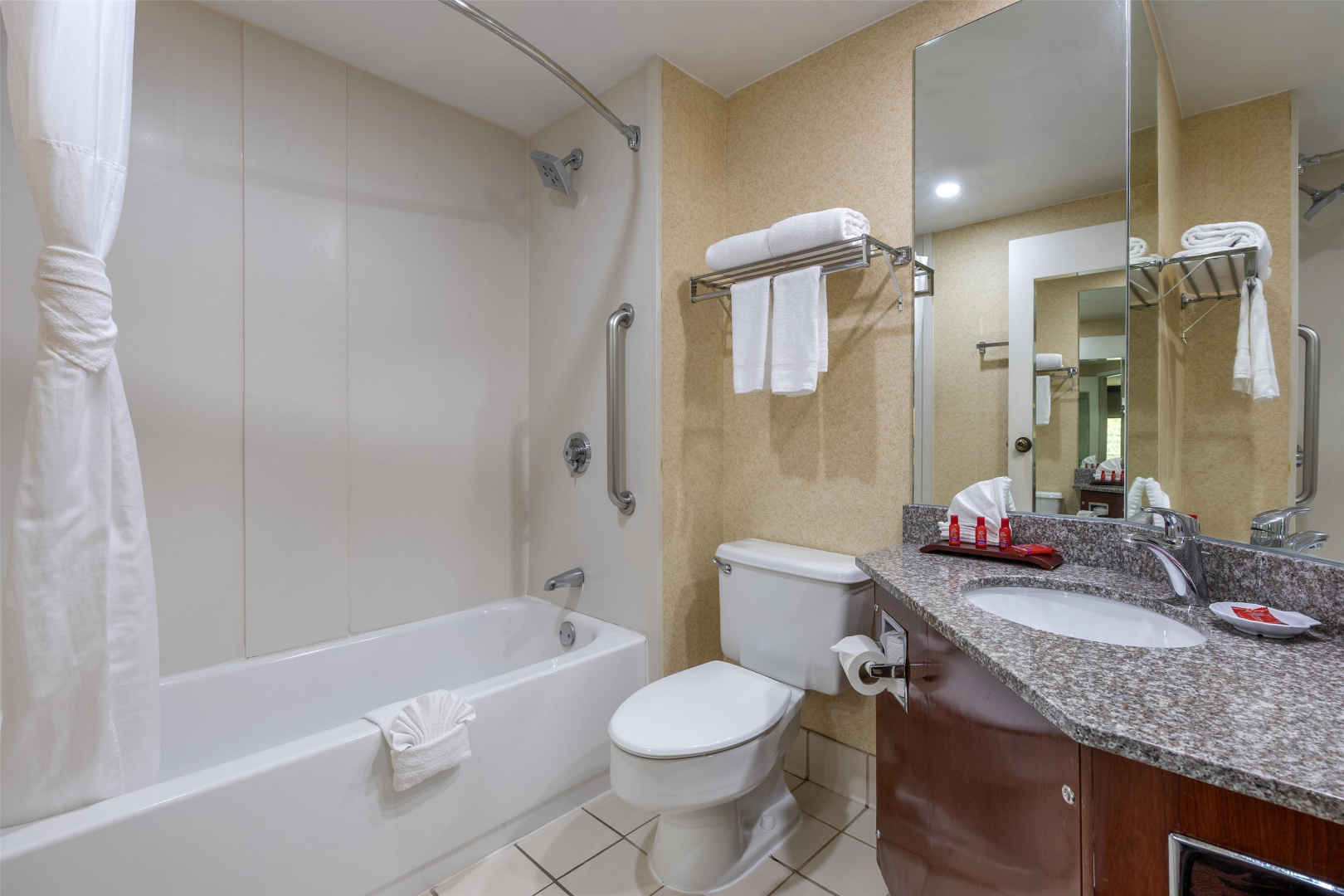 Foto - SureStay Plus Hotel by Best Western Chicago Lombard
