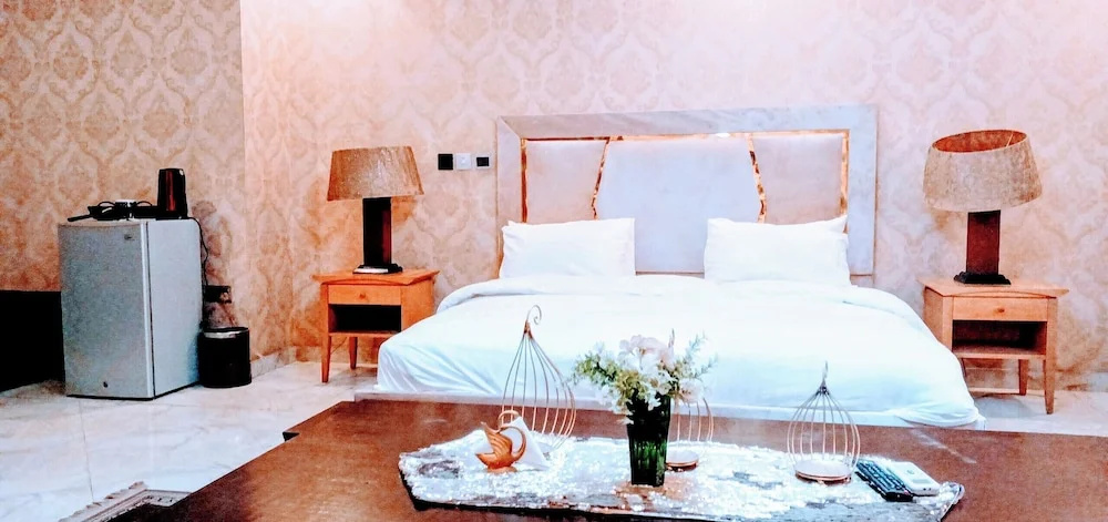 Nuitdeparis quest house and restaurant