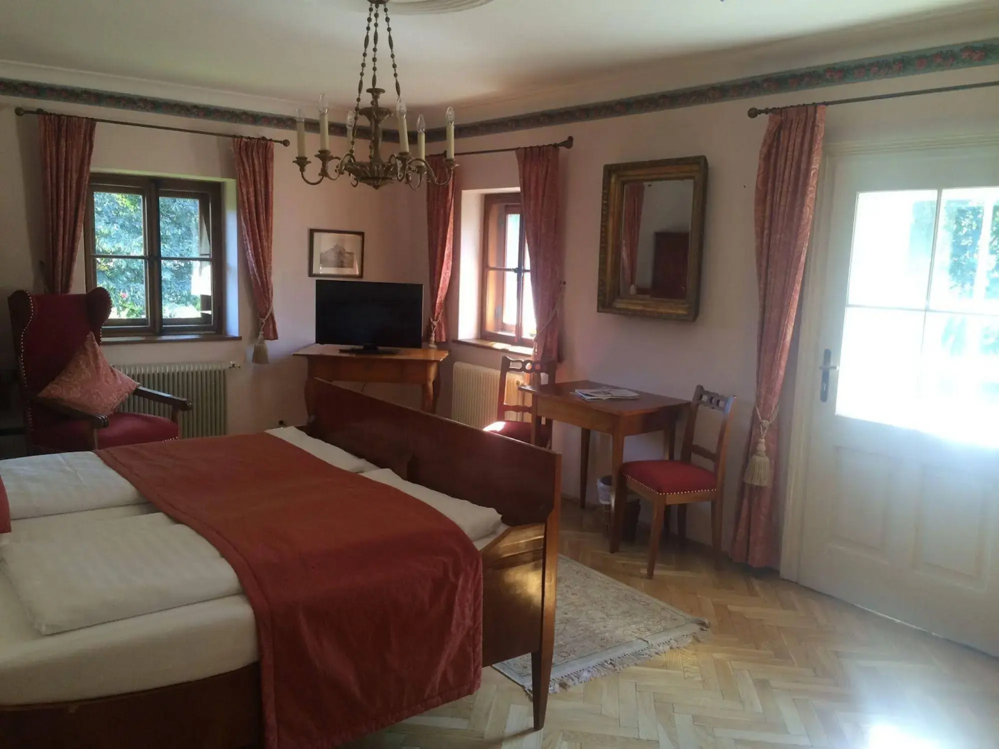 Photo - Der Schlosswirt zu Anif - Biedermeierhotel und Restaurant