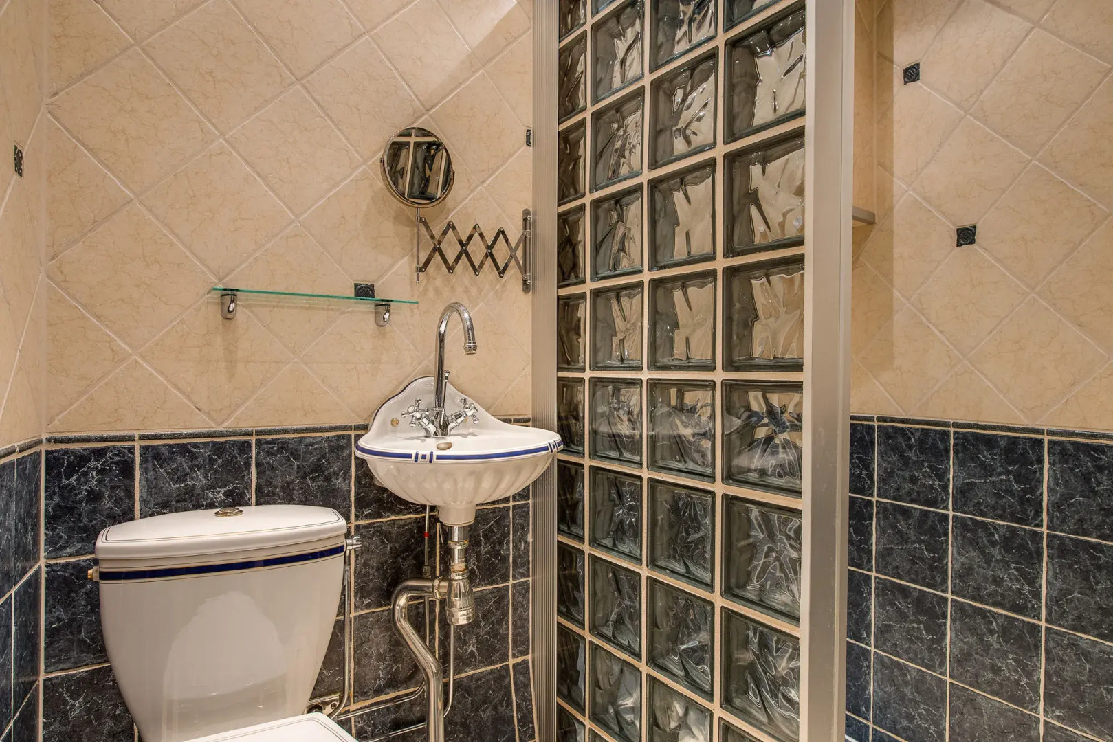 Photo - Lady Hamilton Apartments