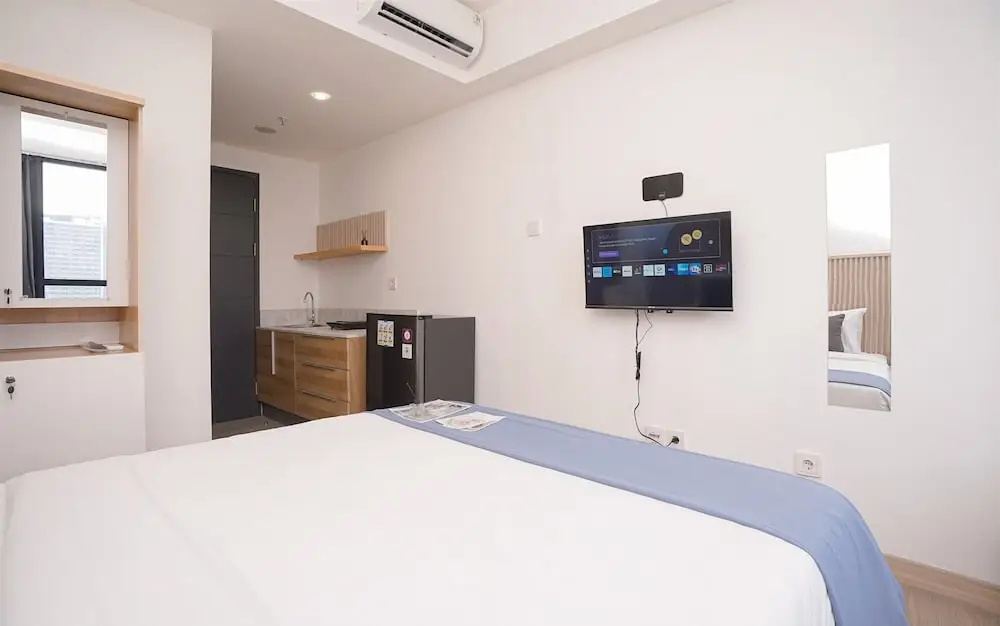 Warm Cozy Studio Room at Collins Boulevard Apartment