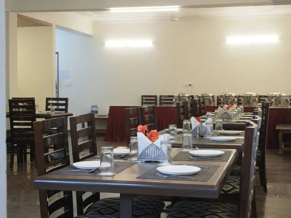 Foto - Hotel Taksh inn, Near Karol Bagh, Metro Station