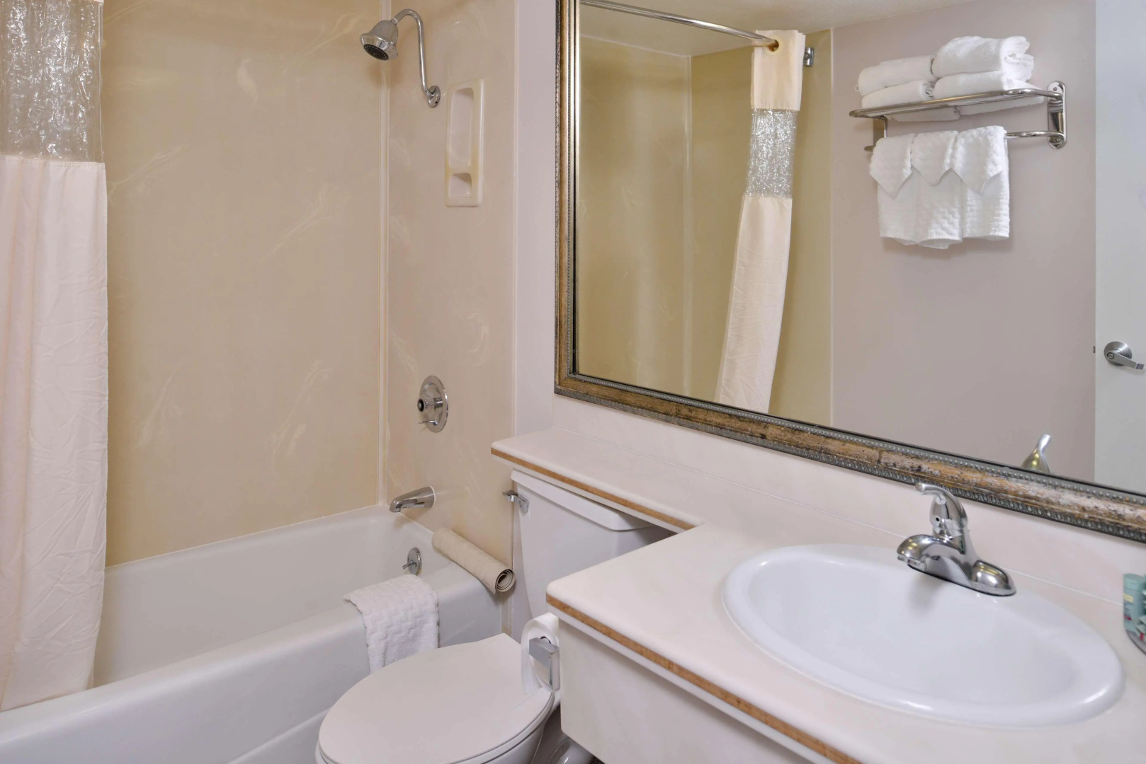 Photo - Best Western Airport Plaza Hotel – LAX  Airport LA Stadium