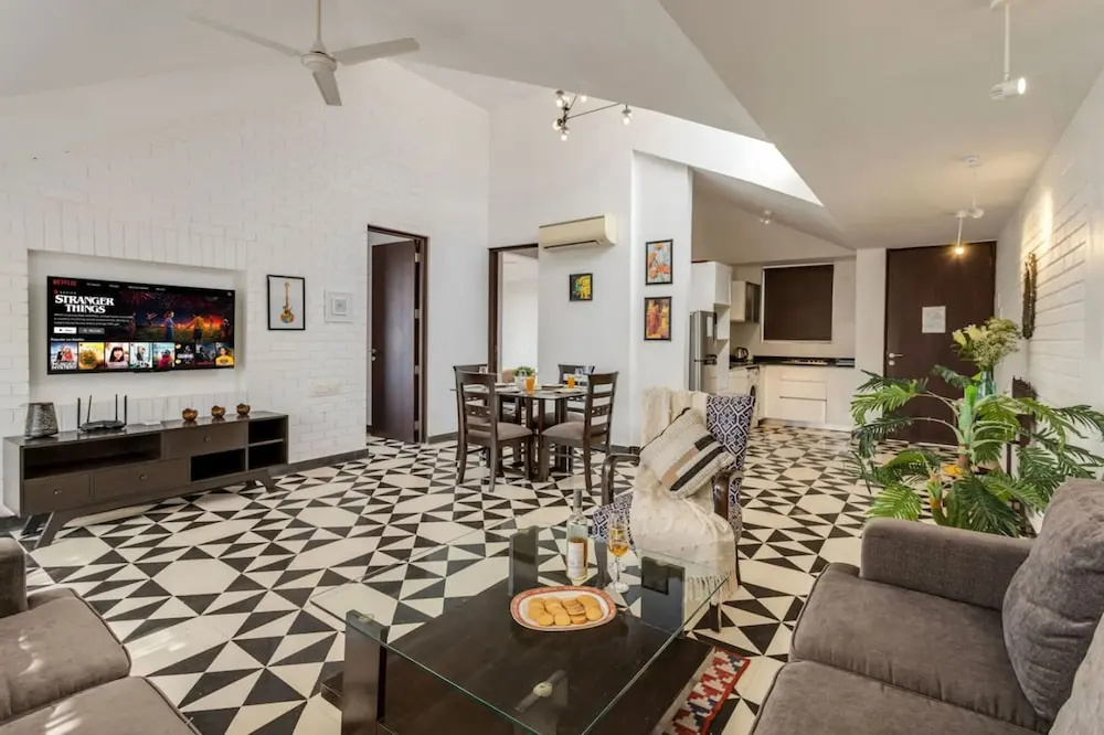 Modern 2bhk w Rooftop Pool 10 Mins Drive to Beach