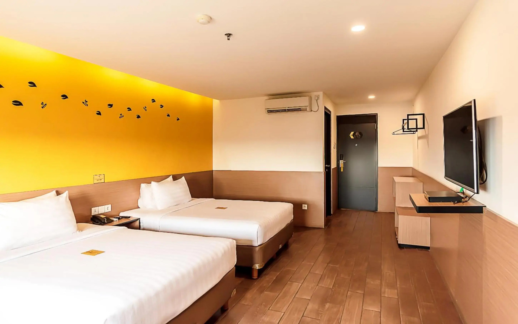 Foto - Yellow Bee Tangerang