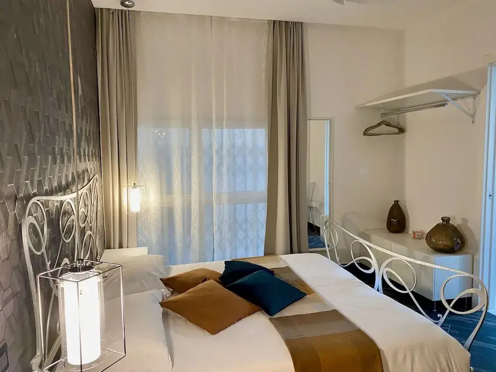 Photo - Gatto Bianco Le Mura