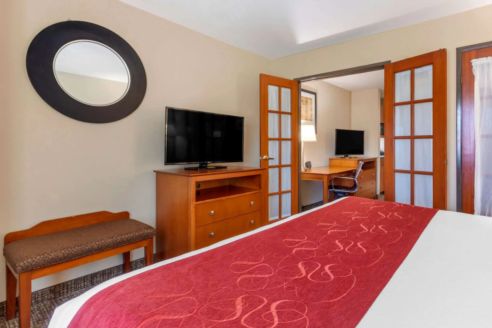 Photo - Comfort Suites North Dallas