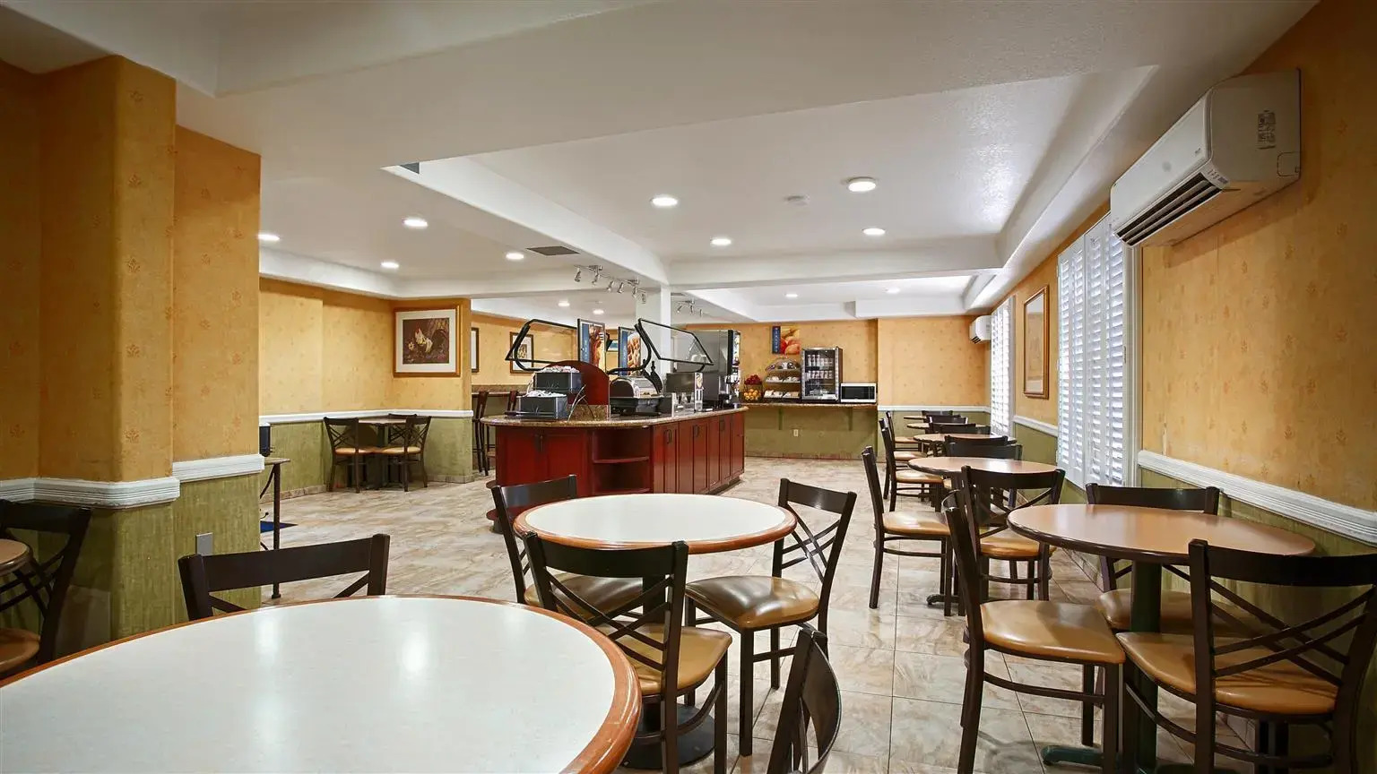 Photo - Best Western Plus Raffles Inn & Suites