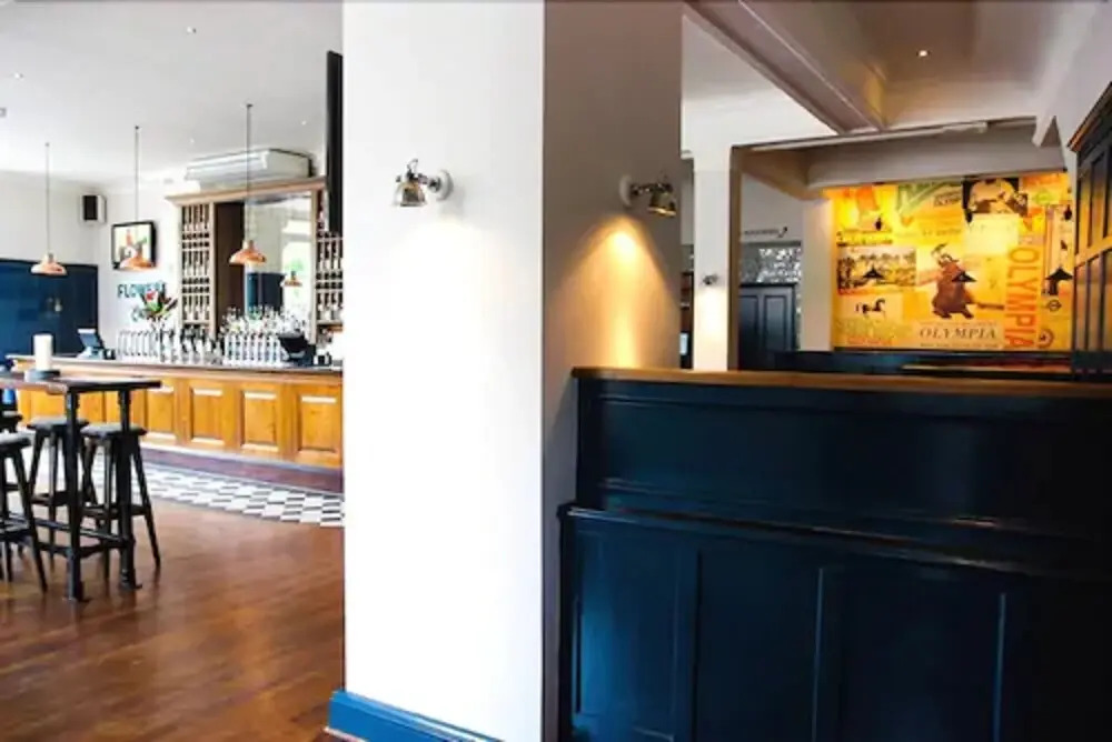 Foto - Hand & Flower