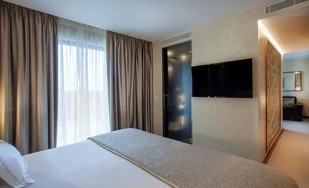 Photo - Wine & Books Porto Hotel - Small Luxury Hotels Of The World