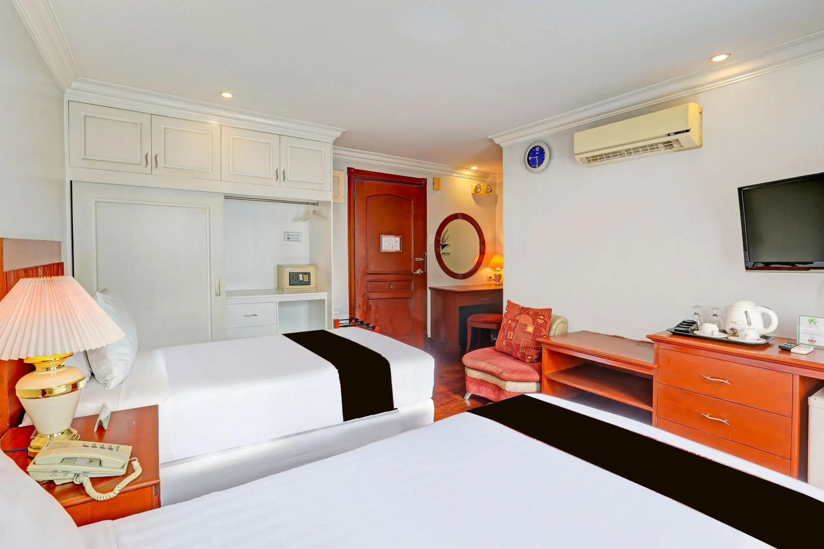 Foto - Townhouse OAK Makati Manila Near PNR Pasay Evangelista formerly VIP Suites