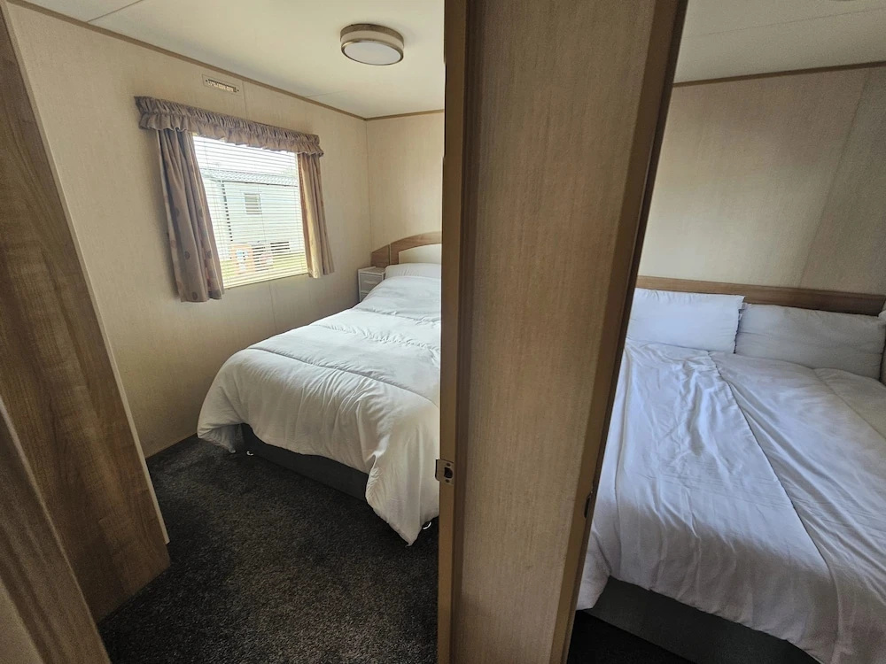 Ty Mawr Chalet Sleeps 6 With Fireplace