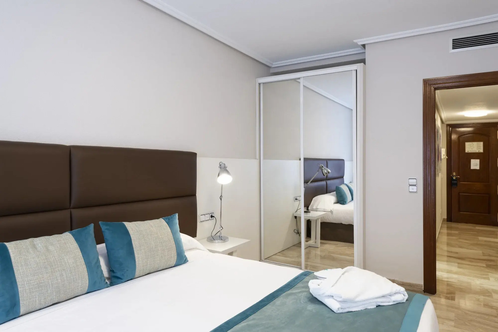 Photo - Aparthotel Los Girasoles