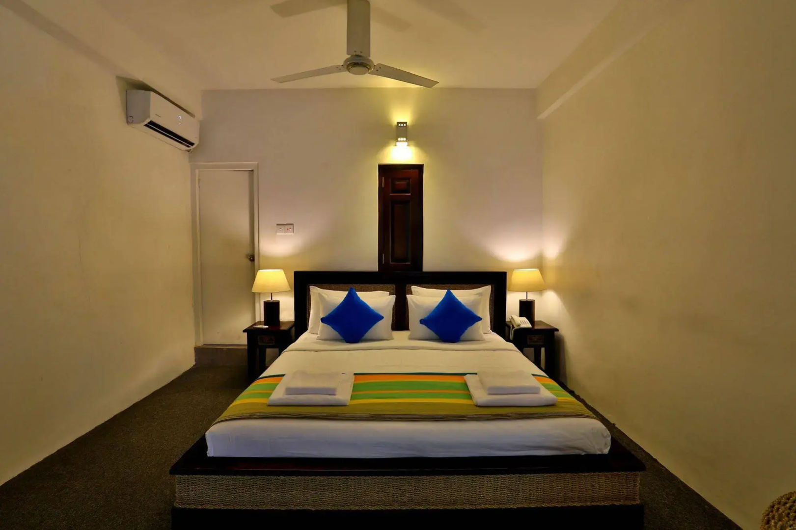 Photo - St.Lachlan Hotel & Suites