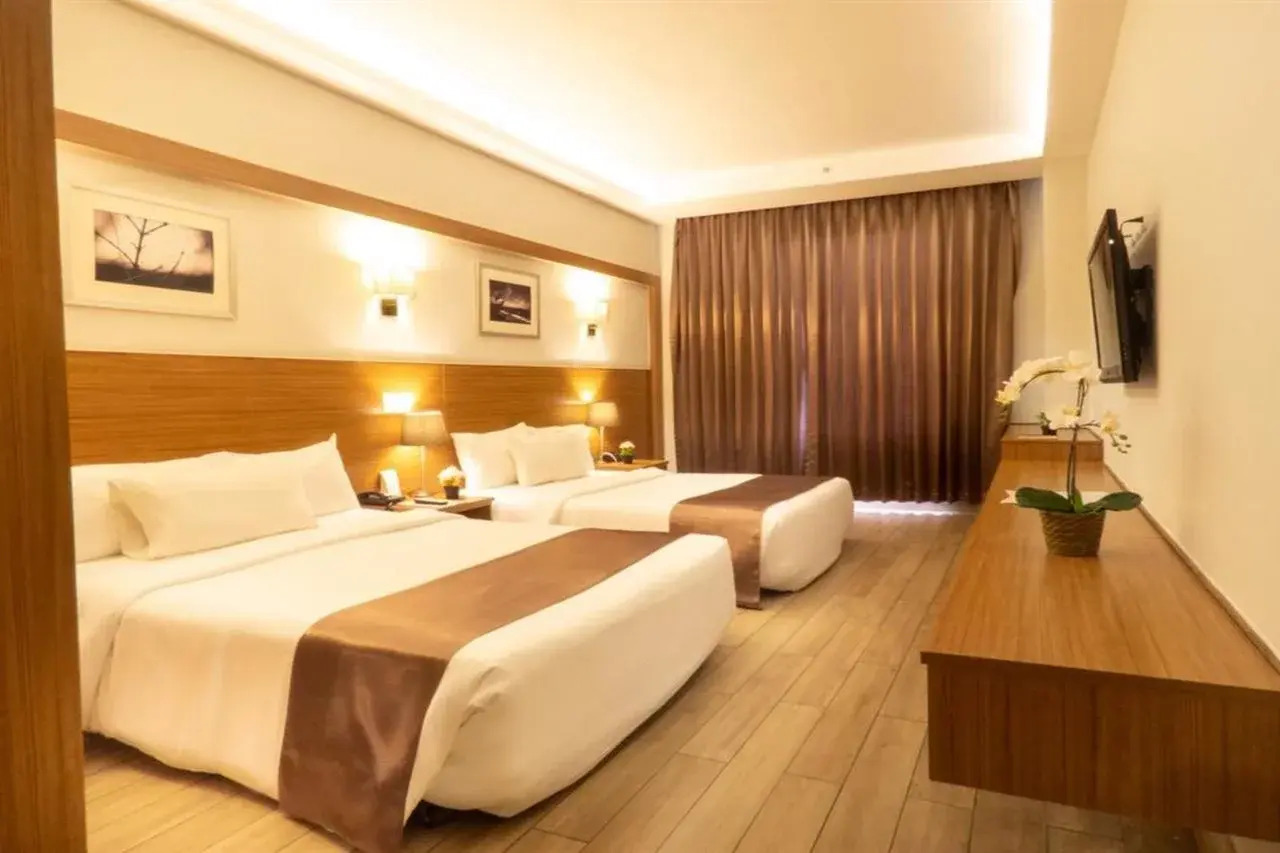 Photo - Weston Suites Hotel