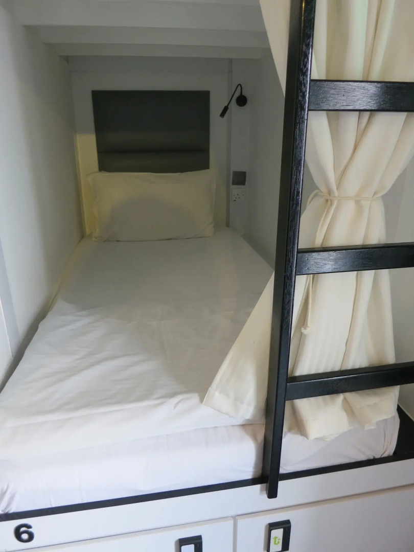 Foto - Wink at Mosque Street